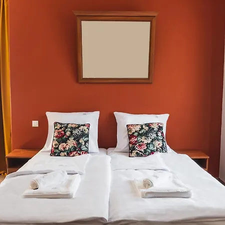 Perla Swieradowa Bed & Breakfast *